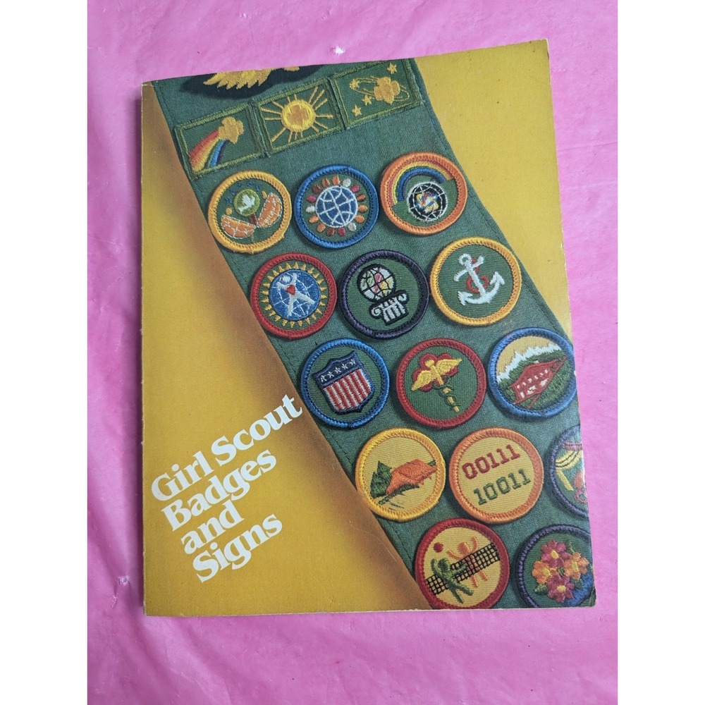 B1 Vintage 1980 Girl Scout Badges and Signs paperback book USA